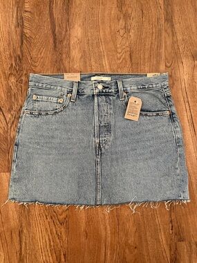 NWT Levi’s Icon Denim Skirt